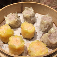 個室中華 頤和園 京橋店 - 焼売、黄色いのがエビ