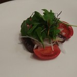 海鮮中国料理黄河 - 鰹の藁炙り、フルーツトマト、新玉ねぎ、ルッコラ