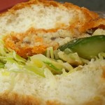 パン工房フローマン - 野菜はキャベツとキュウリが入ってます。