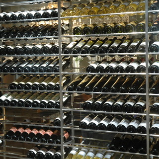 約200種類取り揃えた多彩なワイン。飲み比べを愉しむ