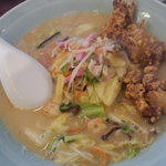 おおむら亭 - 鶏唐揚げ入りﾁｬﾝﾎﾟﾝ830円 ﾃﾞｯｶｲ器にﾄﾞｰﾝと出てくる迫力もいい感じ。