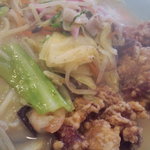 おおむら亭 - 具材も多くて旨味ﾀｯﾌﾟﾘ、ﾊﾞﾗｴﾃｨｰ豊か。唐揚げの存在感も大きい！