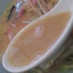 おおむら亭 - ｽｰﾌﾟは濃厚な豚骨ｽｰﾌﾟ。ﾄﾛﾐがあって脂も溶け込んでる上質なｽｰﾌﾟだ！