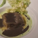 レストランひらまつ レゼルヴ - フォアグラのラヴィオリ トリュフ風味 ハーブの香るグリーンソースとレタス添え