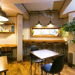 バーガーショップホットボックス - 外を眺めながらお食事できるカウンター席