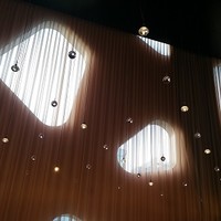RESTAURANT DAZZLE - 妙な形の窓と星のようなシャンデリア