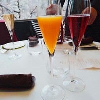 unito - 食前酒。お勧めの桜色のスプマンテを。我が道を行く連れ二人は、キールロワイヤルとミモザ