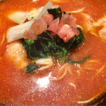 元祖トマトラーメンと辛めん 三味 - ほうれん草、セロリ、トマト、豚バラ肉入りでかための麺でトマトのスープパスタのようなイメージ