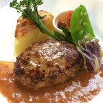 gite - 白金豚のハンバーグ フルーツトマトとゴルゴンゾーラのソース