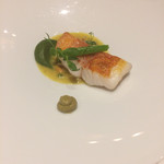 ラ・ベ - スジアラのロースト インゲンのエストラゴン風味 貝 海藻バター風味のフュメ グリーンオリーブ