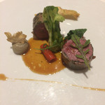 ラ・ベ - 仔羊鞍下肉のオリーブファルシー ハーブ香るロティ ローズマリー風味のジュ