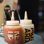 BAREBURGER - ケチャップ＆マスタード：やさしい色味。ここにもこだわり有り