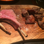 ビストロ マチュリスタ - ラムチョップの炭火焼き ¥590×2 ＋ "ラム舌"の炭火焼き ¥880