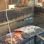 なまらうまいっしょ - この焼き場でウンマイ肉が焼かれていく。焦がしもテクニックのうち。