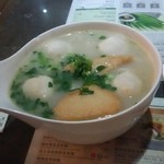 Tsui Wah Restaurant - Fish Balls & Fish Cakes w/ Flat Rice Noodles in Fish Soup