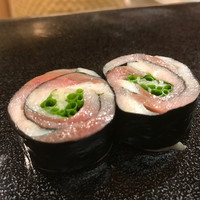 日本橋蛎殻町 すぎた - 〆さば、大葉、あさつきを海苔で巻いて