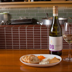 Teppambaruragu - 白ワインとチーズ盛り合わせ
