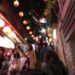 九戸茶語 - 九扮は雨が多い場所と合ってこの日も小雨模様。
      
      それでも日が落ちると提灯が点灯してノスタルジックな雰囲気を多くの観光客が楽しんでおられました。