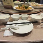 九戸茶語 - ツアーの中に組み込まれてる食事なんで食事は円卓を使って他のお客様と一緒にいただきます。