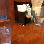 ナルトもメンマもないけれど - テーブル、カウンターのみの店内