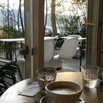 カフェ モーツァルト アトリエ - 窓の近くの席からテラス席を望む。天気がいいと素晴らしい。