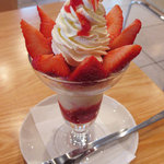 フルーツパーラーゴトー - いちご（福岡産あまおう）パフェ　1,000円