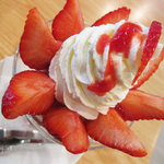 フルーツパーラーゴトー - いちご（福岡産あまおう）パフェ　1,000円