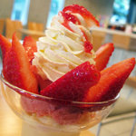 フルーツパーラーゴトー - いちご（福岡産あまおう）パフェ　1,000円