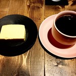 カカ チーズケーキストア 大名店 - お店の名前になってるKAKAとコーヒー