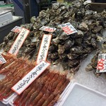 忠村水産 小売部 - 牡蠣は大きさによって値段が違いました。