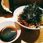 らー油肉つけうどんの南哲 - ら肉大盛麺８００グラムは税込１０５０円。