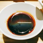 らー油肉つけうどんの南哲 - 鰹節がしっかりと効いたしょうゆ汁にはらー油が入っています。