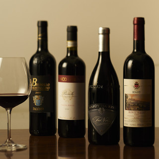 Approximately 300 types of wine, mainly Italian wines, are available. Pairing with food too