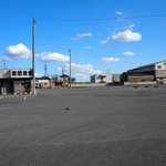 忠治食堂 - 広大な駐車場