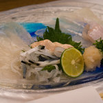 鮨ゑびす屋 - 最初の料理はヒラメとふぐの薄造りです。