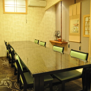 1階のテーブル個室。各種ご宴会にも最適です。