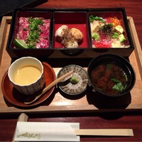 いせもん本店 - 彩り二色重 ￥1,650-(ミニ松坂牛レアステーキ重とミニバラちらし重、煮物、茶碗蒸し、赤出汁)
