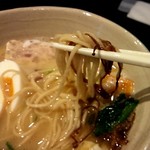ORIBE - 麺は日本そばのようなストレート細切り。ズズーっと啜って食べたくなります。　スープは旨味たっぷり、濃いめかな。
