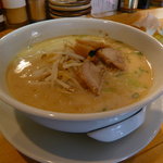 CHICKEN NOODLE ケンちゃんラーメン - コラーゲンたっぷりのスープが美味しかったです。とろとろの鶏チャーシューがいけてます。