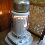 手繰りや 玄治 - 懐かしい石油ストーブ