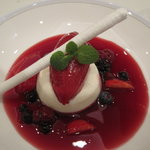 タワーズレストラン クーカーニョ - クーカーニョ：フロマージュブランのムース仕立てと　シロップたっぷりの季節のフルーツのアンサンブル　