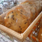 Pan Koubou Hidamari - 焼き菓子もあります。（画像は大きめクッキーのチョコチップクッキー￥１００）