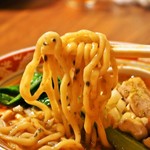 担担麺の掟を破る者 - 黄金の鰹出汁 南香梅と大葉と鶏（麺）