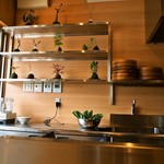 担担麺の掟を破る者 - 店内（調理場の棚には鉢植えが並ぶ）