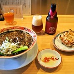 担担麺の掟を破る者 - 黒胡麻 担担麺 ＆ きまぐれ餃子