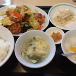 四川料理　欣來 - 「鶏唐揚げとキャベツの辛子炒め」。
            メインはキャベツ以外の野菜もあり、まあまあ美味。
            他はビミョーです。。