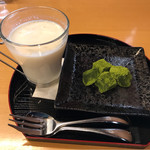 Cafe chouchou - 甘酒には抹茶わらび餅が付きます