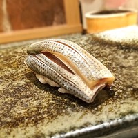 銀座 あらた - 【コハダ】この時期は大きいので小さいものを選んでいるそう。二枚重ねです。