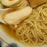 寿製麺 よしかわ - 煮干しそば白醤油の麺・・鶏チャーシューにはしっかり
            サシが入っています。