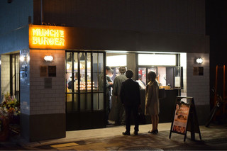 MUNCH'S BURGER STAND - 外観。20時すぎ、急に人だかりが…